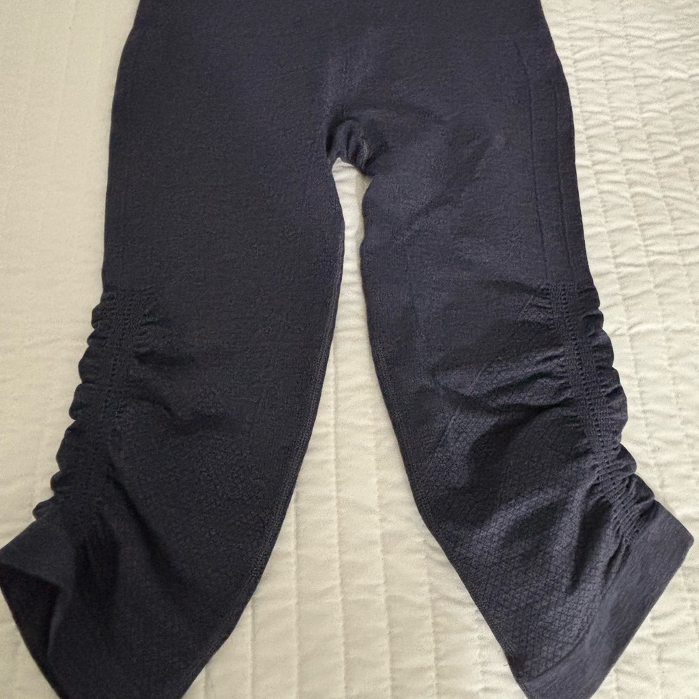 Lululemon Capri Leggings Size 6 Navy Blue Ruched Athletic